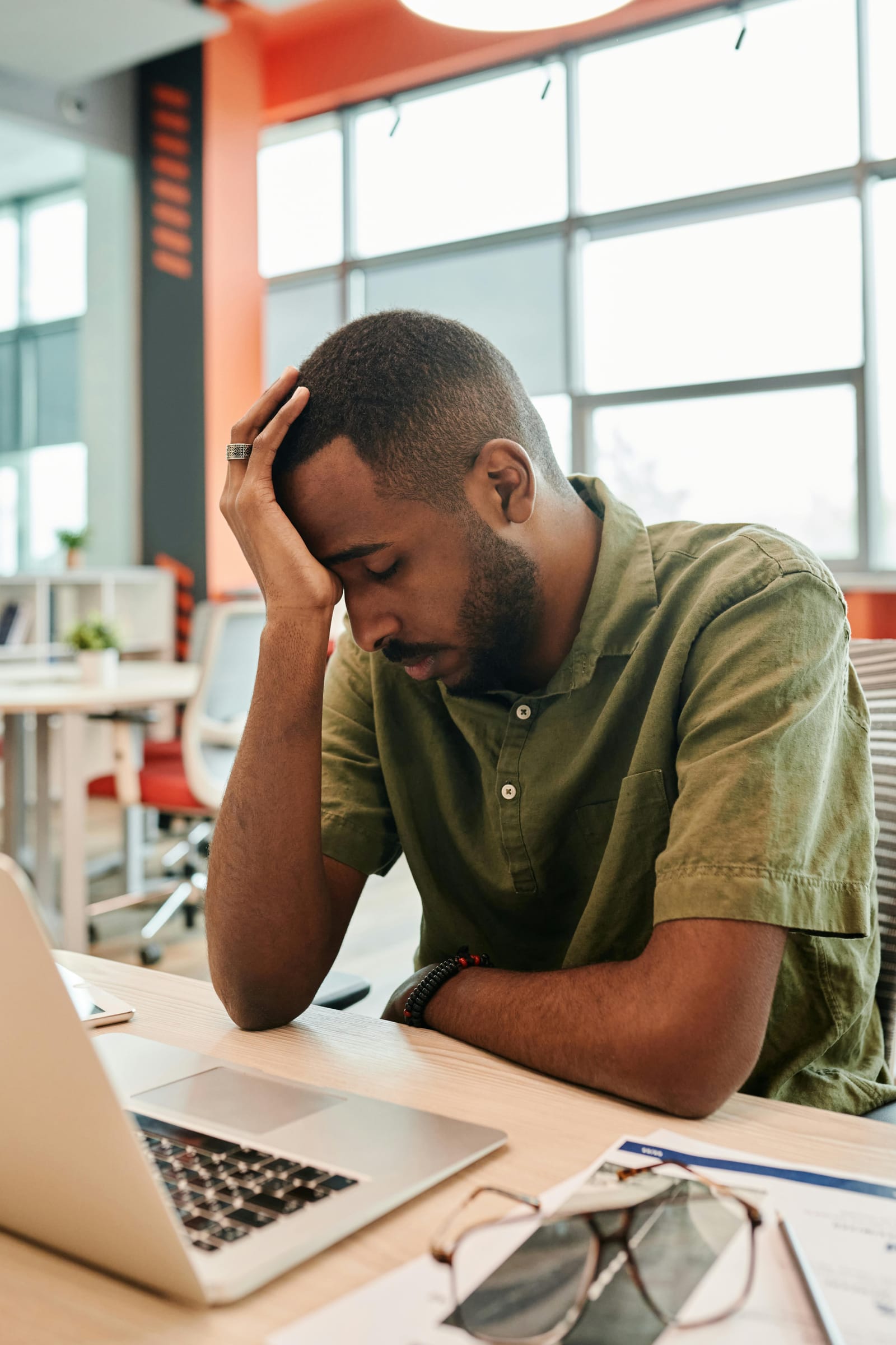 RH exausto em frente ao laptop, refletindo a tensão de abrir mais um relatório de transparência salarial com o mesmo gap de sempre